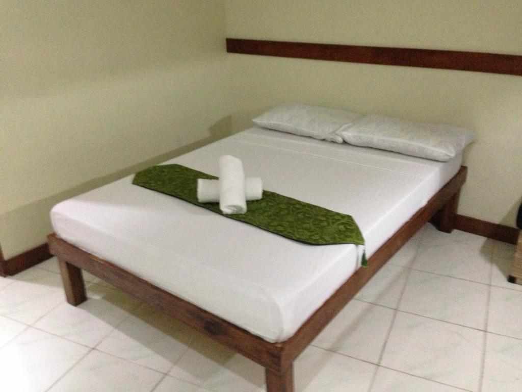 Qm Pension House Тагбиларан Номер фото